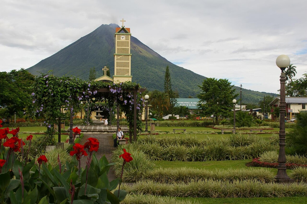 Commons: La Fortuna Arenal town
