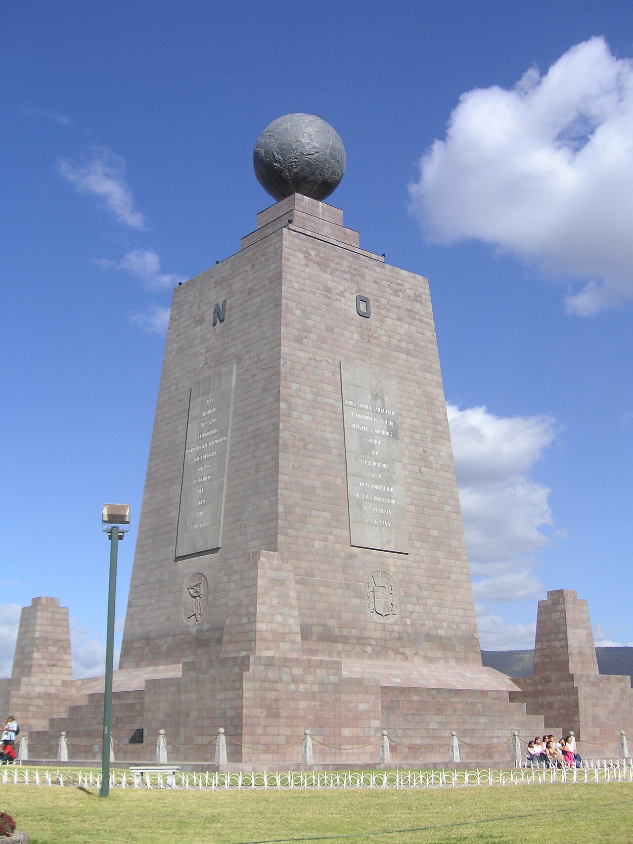 Commons: Mitad del Mundo monument