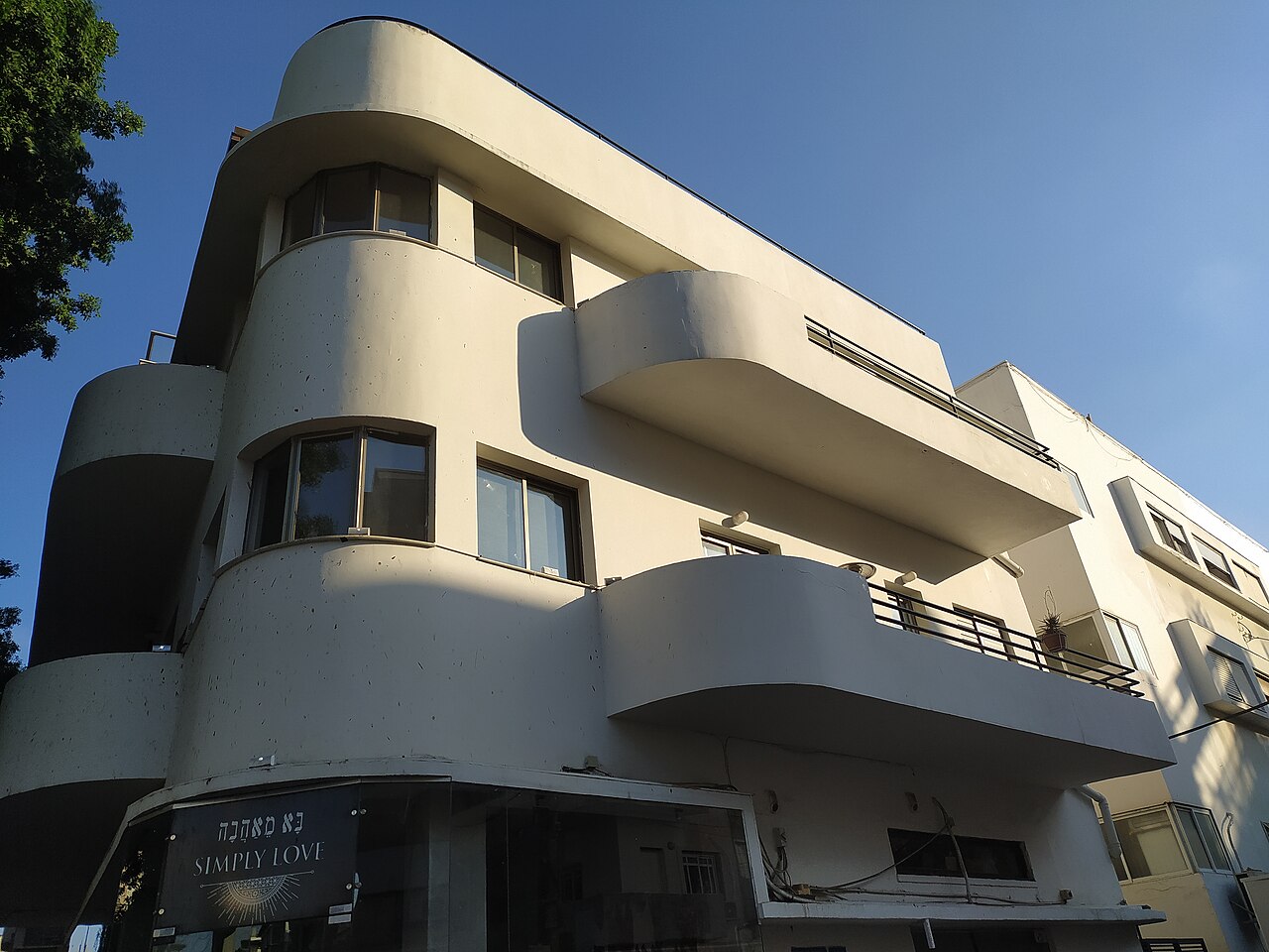 Commons: Bauhaus building Tel Aviv White City