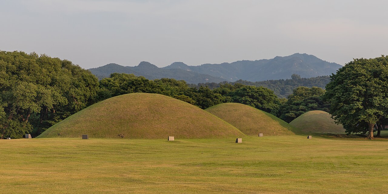 Commons: Gyeongju Daereungwon tumuli