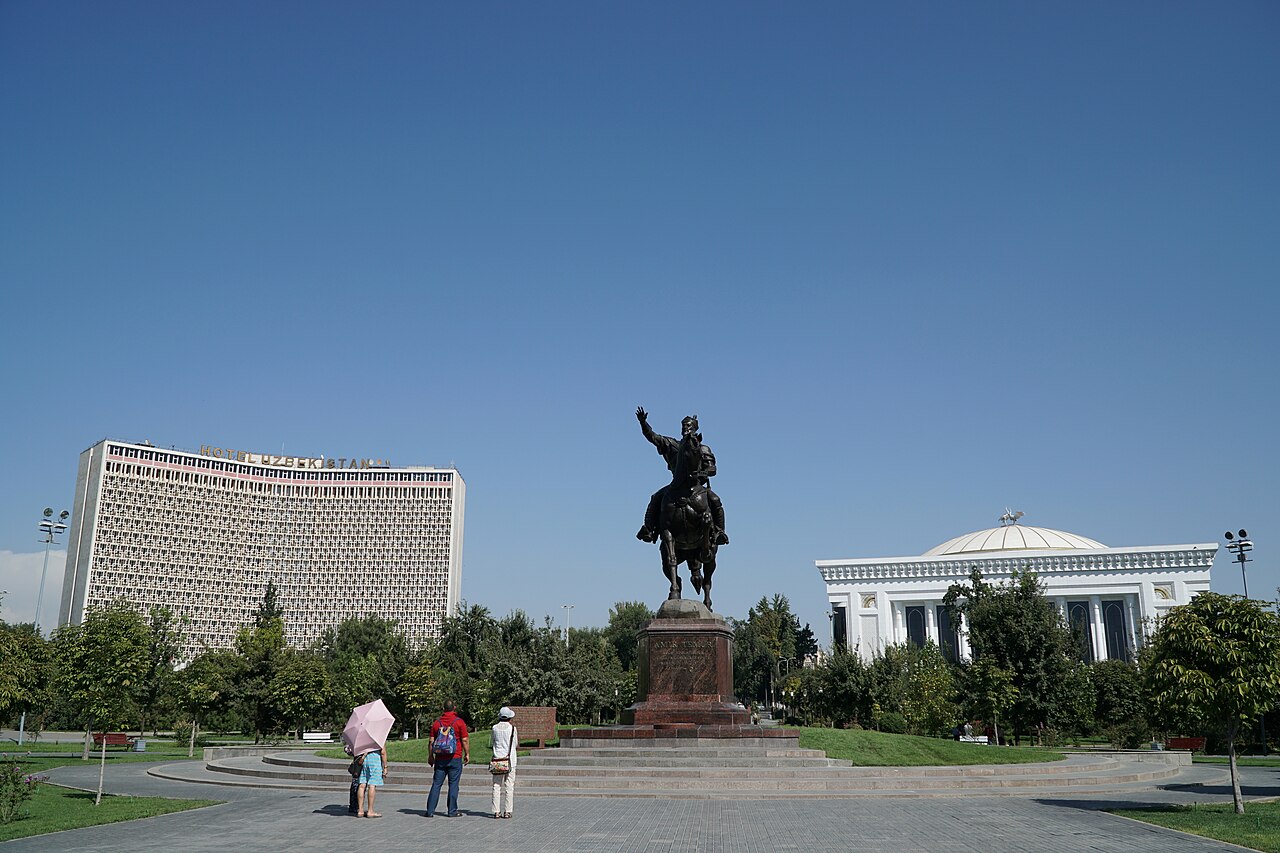 Commons: Tashkent Amir Timur square