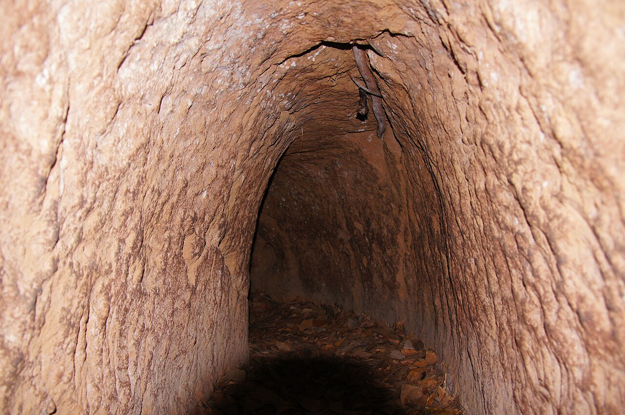 Commons: Cu Chi tunnel inside