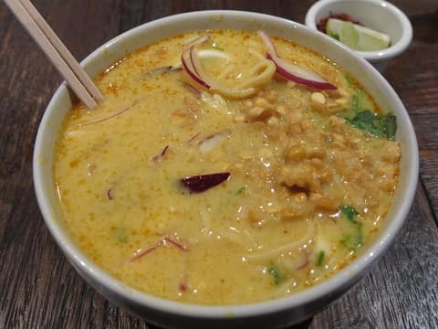 Coconut chicken noodles (ohn no khao swe)
