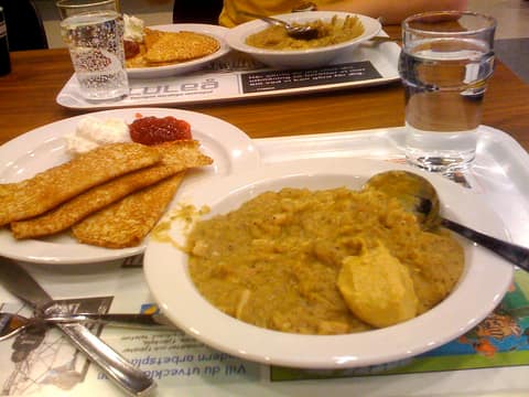 Yellow pea soup with pancakes